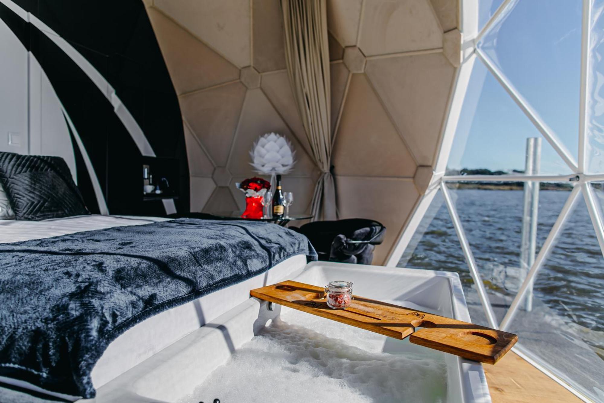 Grand Ht Houseboats - Domki Na Wodzie - Sauna, Jacuzzi, Kominek ميلنو الغرفة الصورة